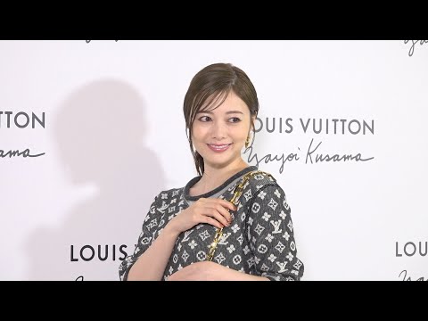 白石麻衣、美脚際立つニットドレスで圧倒的美貌　ルイ・ヴィトン豪華イベントに来場　『LOUIS VUITTON×YAYOI KUSAMA』オープニングイベント