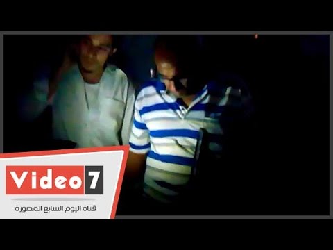 بالفيديو شاهد موظفو تأمينات الدقى يعملون على أضواء كشافات الموبايل