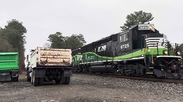 NS 6725 Leads NS P52 Southbound filmed November 26th 2025 as he heads to Chamblee,GA to be done