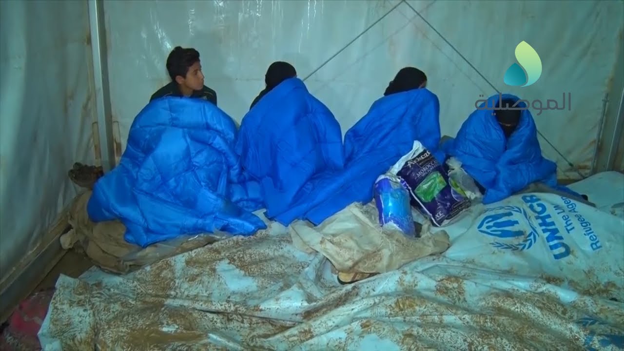 غرق مخيمات السلامية والنمرود جراء الامطار والسيول ونقل مئات العوائل النازحة الى المدارس والمساجد