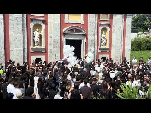 Video A Marchirolo lultimo saluto a Sara Vetrano morta nellincidente di Maccagno con Pino e Veddasca