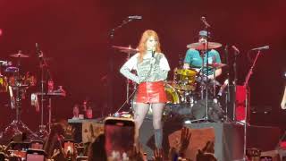 Paramore - Misery Business [2 fans on stage] (Live Corona Capital 2022) 19/11/2022