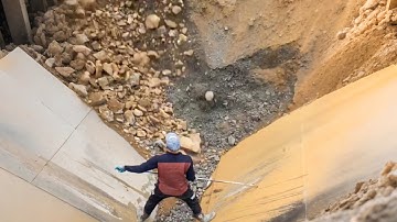Barge unloading 2 types of bauxite and iron ore, divided into 2 compartments on the barge