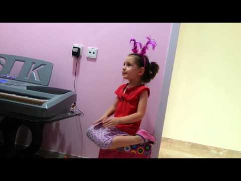 Irmushka მღერის