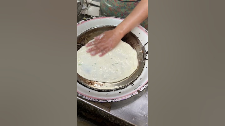 河南郑州特色美食铁板油饼，5元一张，搭配胡辣汤看着就好吃 #抖音美食推荐官 #谁懂这一口的好吃程度 #真材实料才能做出好味道 #路边摊美味#郑州美食