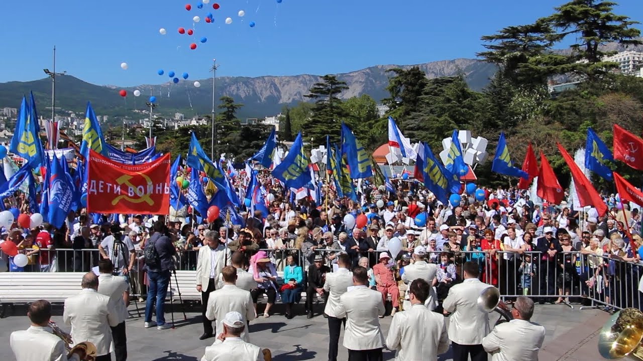 Демонстрация крым. Первомай Ялта. Первомайская демонстрация в Ялте. 1 Мая Ялта. Шествия в Крыму.