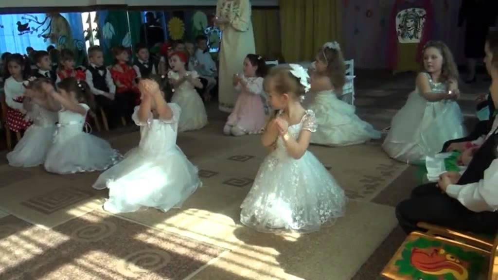 Детский танец со свечами на утреннике, 