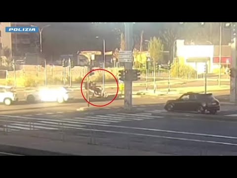 Video Milano, rapinano un parrucchiere colpendolo con il calcio della pistola: due giovani arrestati