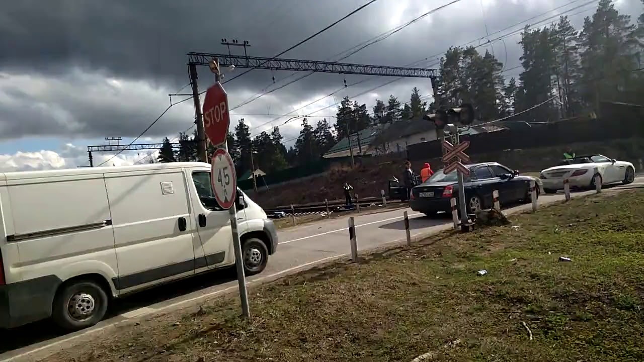 Поезд сбивает автомобиль Поезд сбивает автомобиль