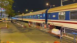 D19E-977 kéo tàu SE19(HNO-DNA) qua chắn Kim Liên (4/3/2023)