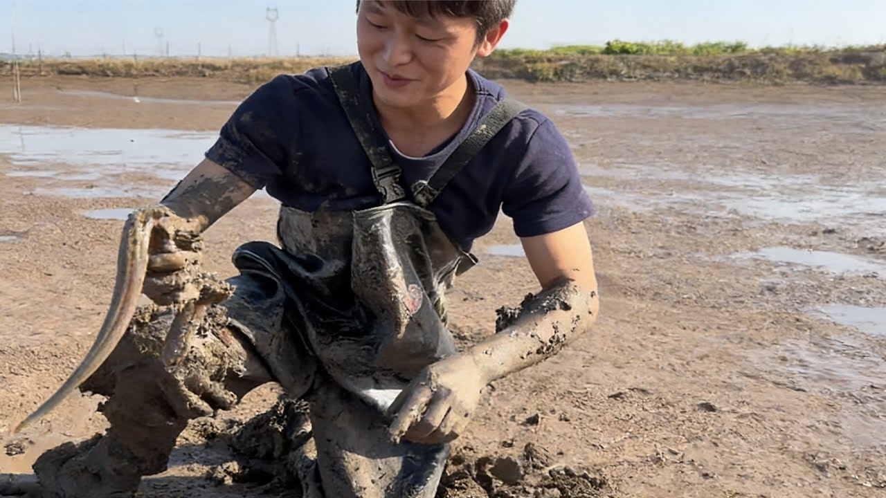 400塊包塘抓鱔魚，老闆説裏面沒有，沒想到下去裏面鱔魚一條接一條