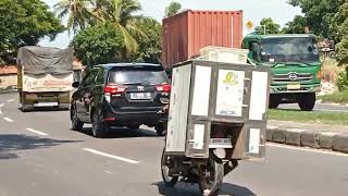 TRAILER  palet satu, & si hitam sampai miring miring dibelokan jembatan ini. singa manuk punikut OTW
