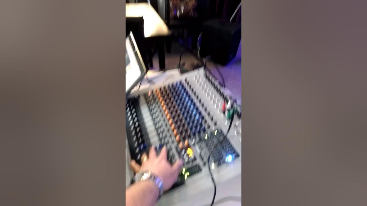 PEAVEY XR1212 - YouTube