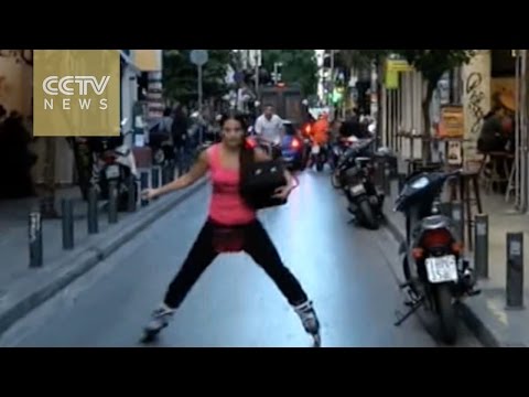 Meals on wheels Food delivered on roller skates in Athens