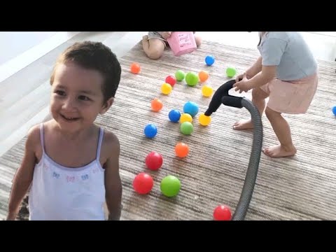 Eylül ve Poyraz Bebek Elektrik Süpürgesiyle Renkli Topları Topladı | fun kids video