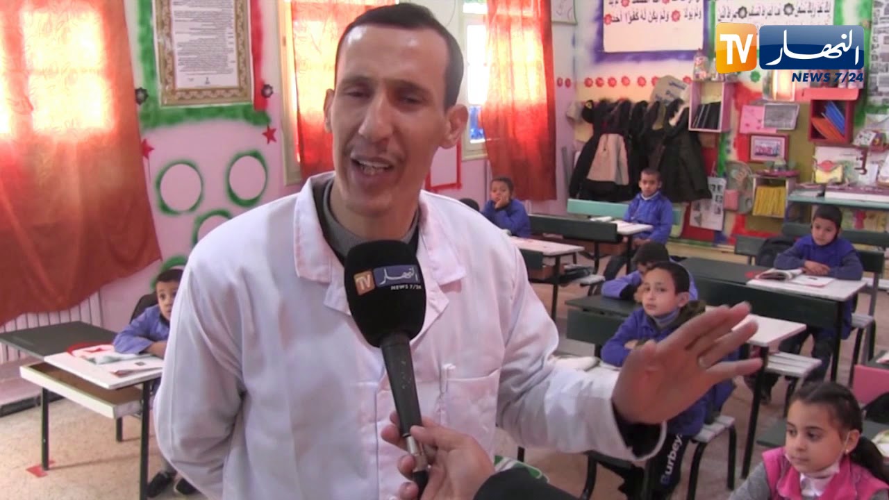 الجلفة: شاب من حاسي بحبح يتطوّع لتزيين حجرات قسم إبتدائية بالأعلام الوطنية