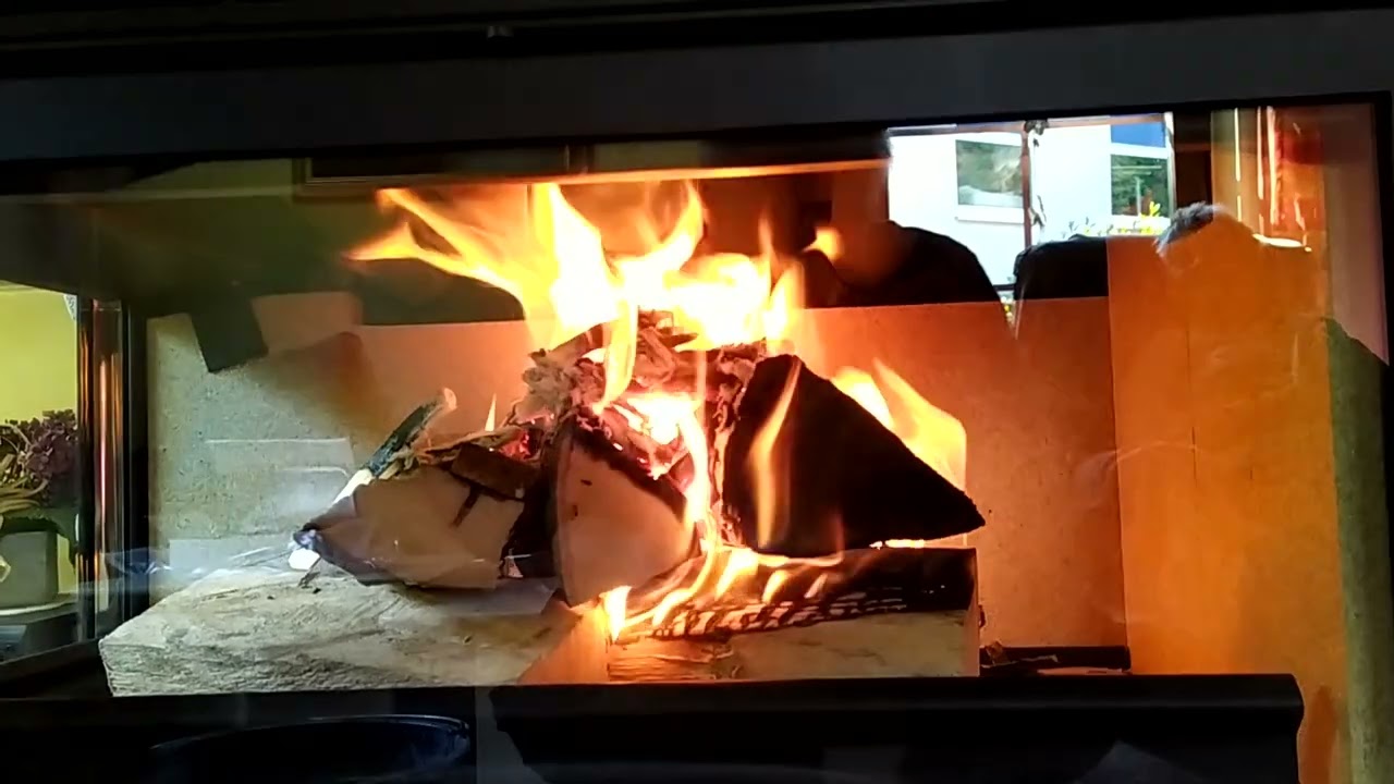 Inbetriebnahme einer Kaminkassette in einem offenen Kamin.