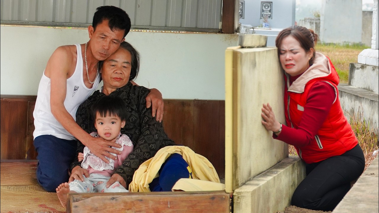 Giant Python Appears Behind Old Grave 😭 Family Breaks Down in Tears at Loved One’s Grave