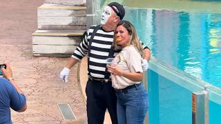 Download Lagu She challenged the mime… bad idea 😂 Tom the Seaworld mime full show MP3