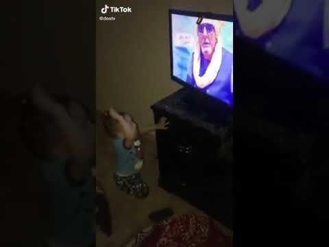 طفل جزائري مريول على صغره