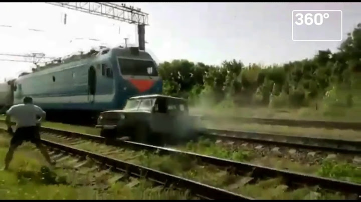 Nord-News: Появилось видео, как мурманский поезд снёс УАЗ на ж/д путях
