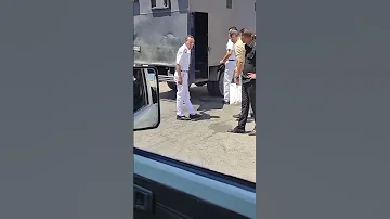 عصام صاصا وهو متكلبش ومترحل علي السجن مشهد يقطع القلب 