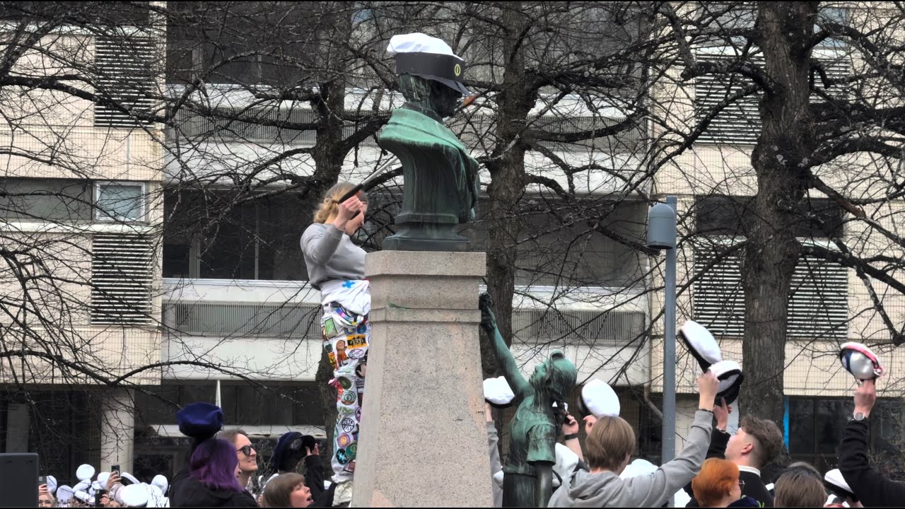 30.4.2025 Jyväskylä: Uno Cygnaeuksen lakitus, Vappuaatto / May Day Eve, crowning of Uno Cygnaeus