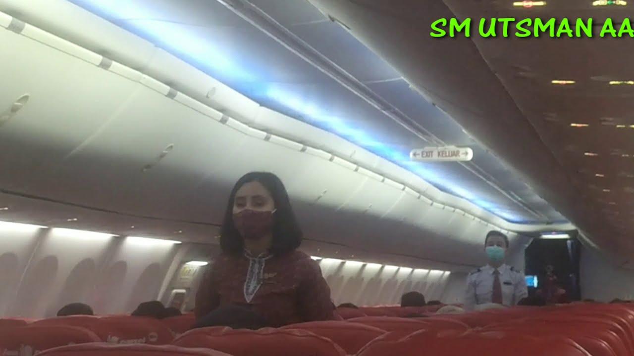  pramugari  Lion  Air  memperagakan keselamatan penumpang 
