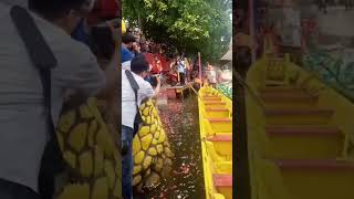 mendayung perahu naga dari pendopo pehcun ke tepekong air dekat vihara padum pasar lama Tangerang