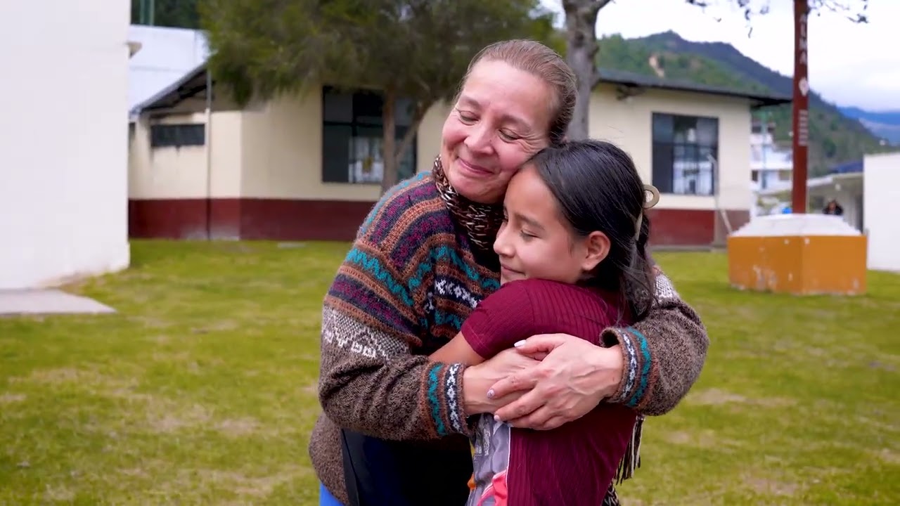 Profesora se avergonzaba de su madre por ser pobre, hasta que la vida la dejó completamente sola.