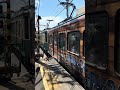 江ノ島電鉄1000形(1101編成)20形(21F編成)由比ヶ浜駅到着