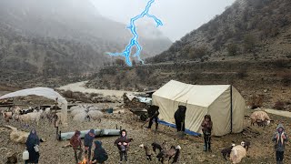 Nomadenleven | Een alleenstaande moeder met drie kinderen 🌧️ Hevige regen 🌪 Overleven onder de meed