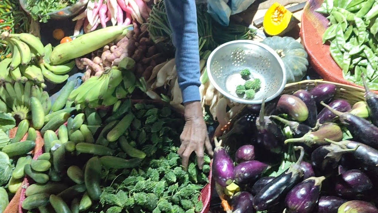 কল্পতরু উৎসবের প্রাতঃকালে রান্নার জন্য বাজার করলাম।