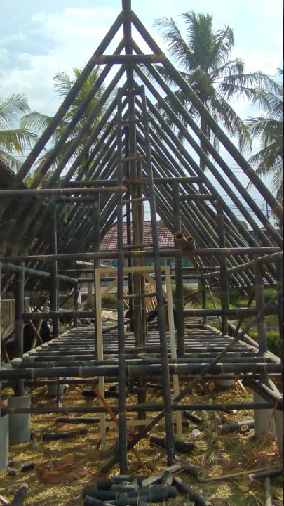 Contoh konstruksi rumah bambu model lumbung padi.