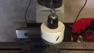 découpe d'un demi cercle d'aluminium 2017 avec un scie cloche bosh