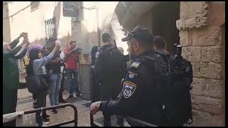 مواجهة المرابطين لقوات الاحتلال بالتكبيرات قرب المسجد الأقصى المبارك