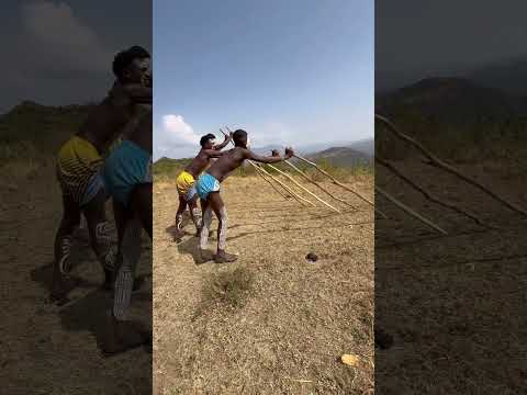 Salto de los jóvenes Bana con sus zancos tradicionales. #africa #ethiopia