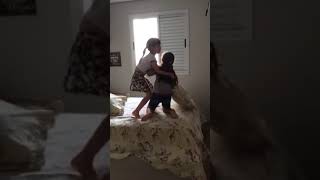 Emily e sua amiga brincando de bebê rebelde