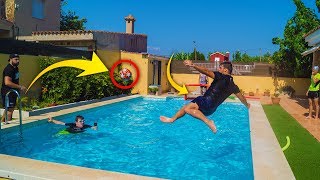 Remates Aéreos En La Piscina Reto Fútbol