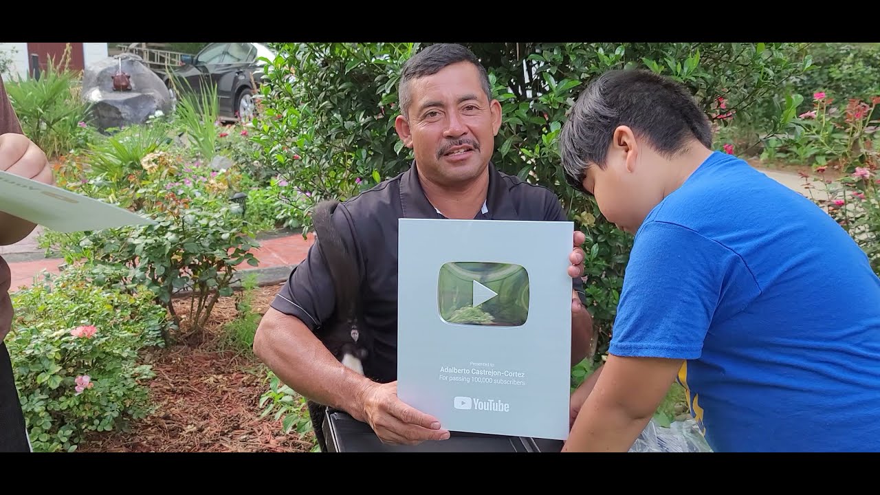hoy recibimos la placa de los 100.000 suscriptores muchas gracias por su apoyo