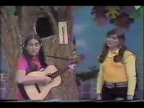 Carole And Paula The Magic Garden Hello Song In Spanish Youtube