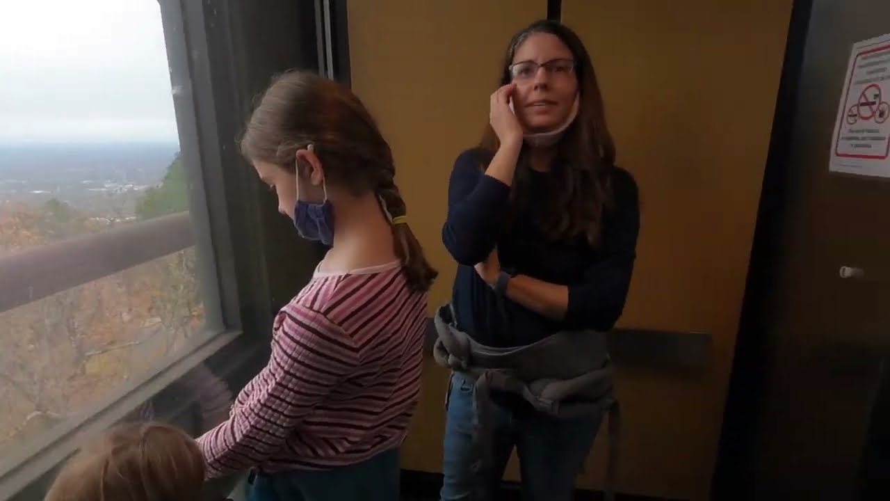 Подъем на лифте в башне Hot Springs Mountain Tower