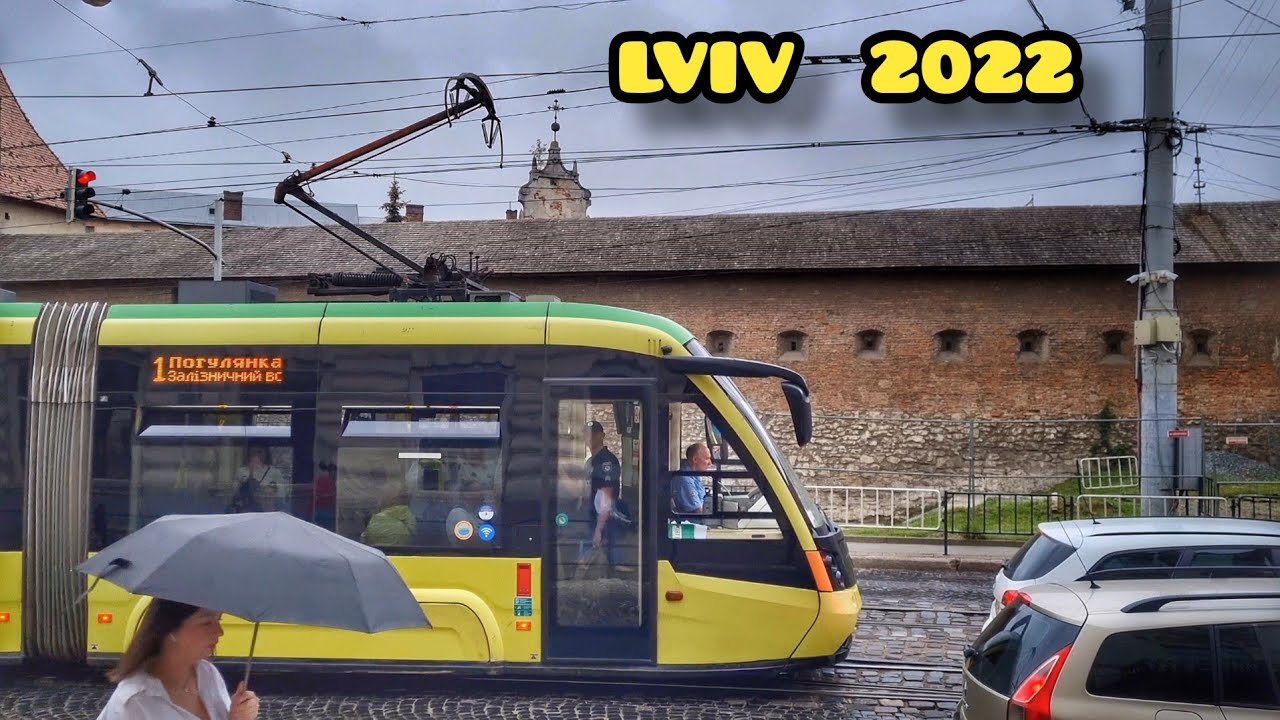 Дощ і трамваї, площа Митна / Львів 2022.