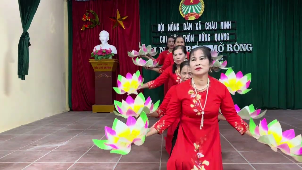 Múa chúng con canh giấc ngủ cho người đội múa thôn hồng quang biểu diẽn