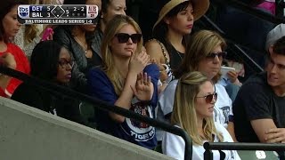 Celebrity DET@BAL Gm2: Upton demonstrates routine in the stands Wealth