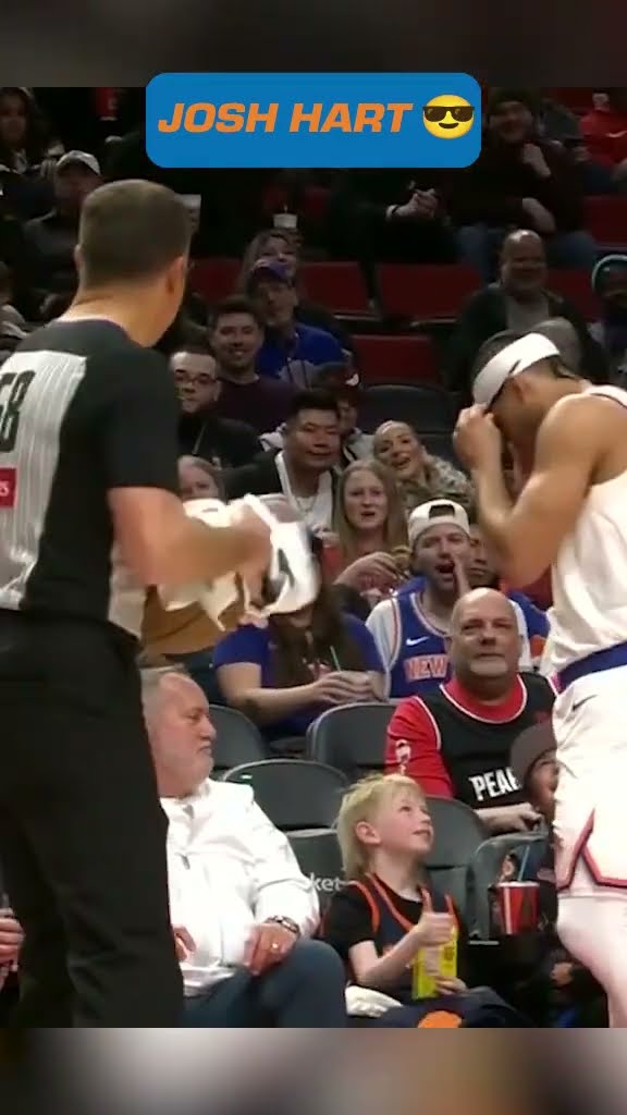 Josh Hart tried on a young fan’s sunglasses ?