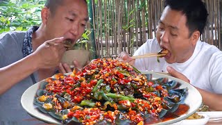 Download lagu The second brother chili mixed with preserved eggs, the rice is delicious, the brothers eat clean!