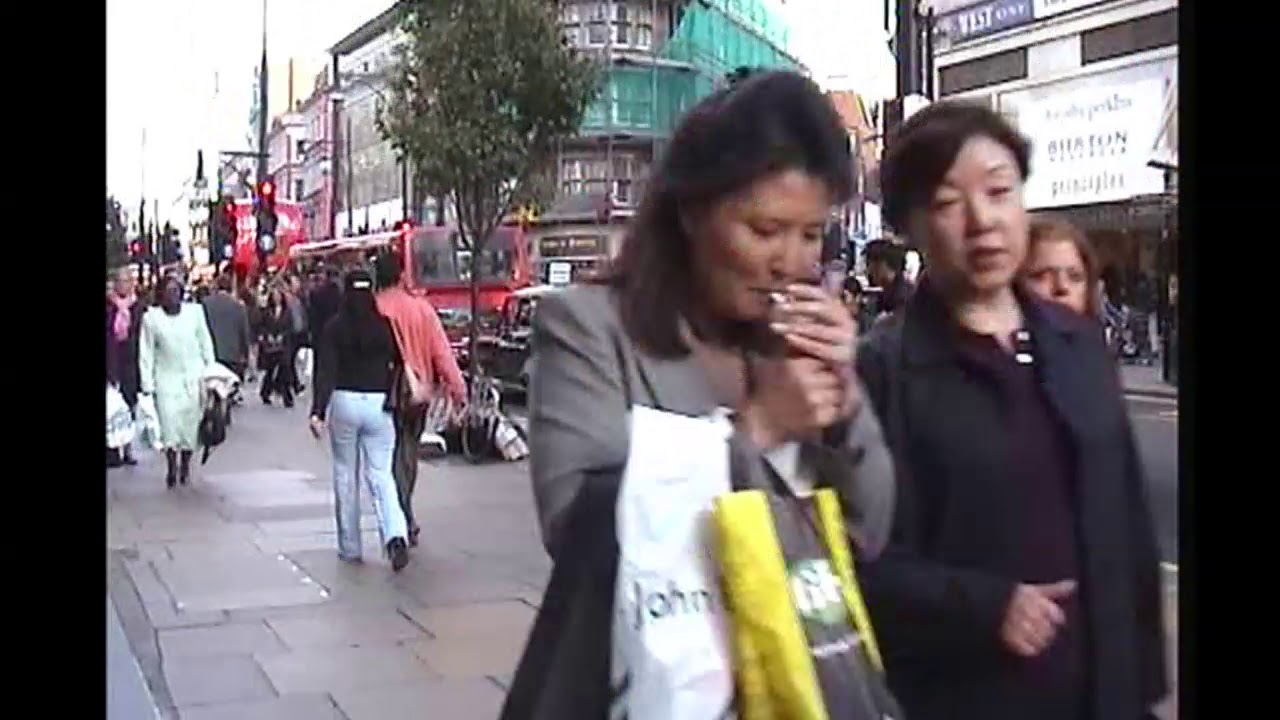camera iphone 8 plus apk Shoppers in Oxford St. London 2004