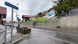المشي تحت المطر في قرية صغيرة في سويسرا/