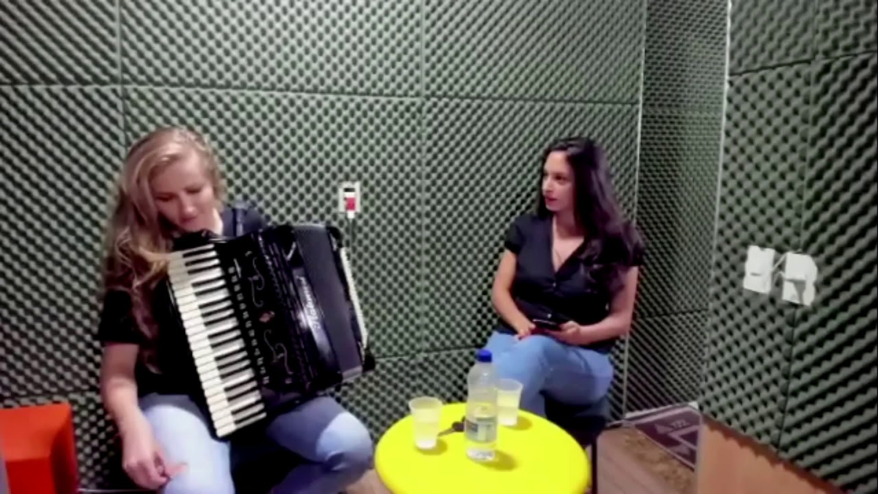 Rádio Baruk FM - Vozes no Palco - Cantora Bia Socek - 08/03/2019